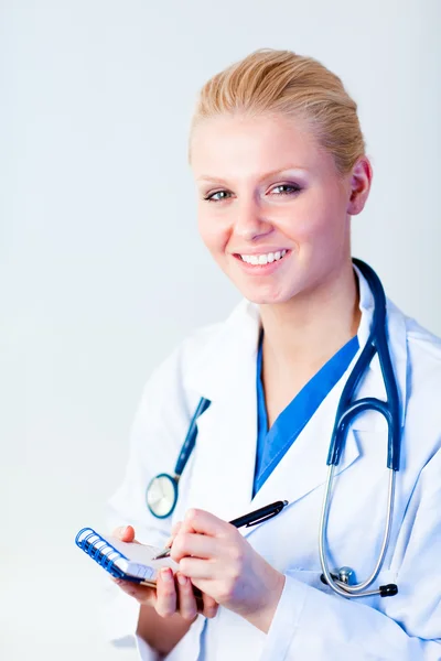 Medico femminile che scrive una perscrizione — Foto Stock