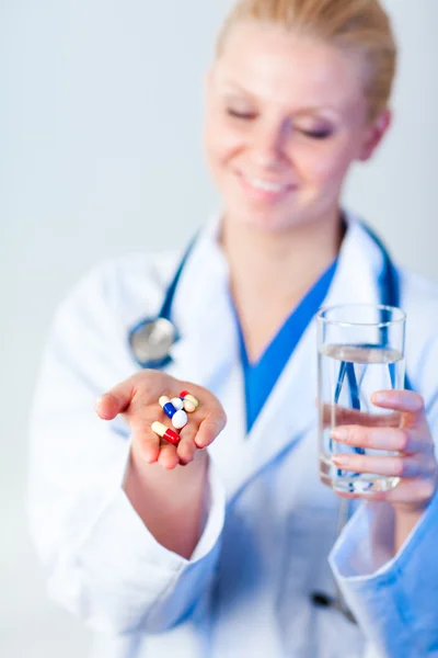 Médico segurando pílulas — Fotografia de Stock