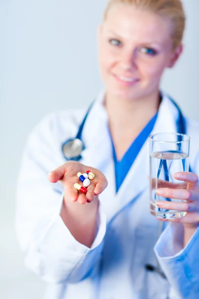 Arzt hält Tabletten raus — Stockfoto