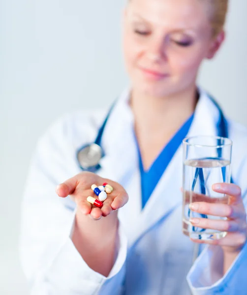 Доктор держит таблетки перед камерой — стоковое фото