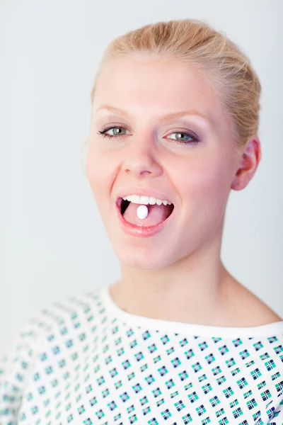Patiënt met een pil in haar mond — Stockfoto