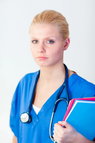 Doctora joven sosteniendo una carpeta —  Fotos de Stock