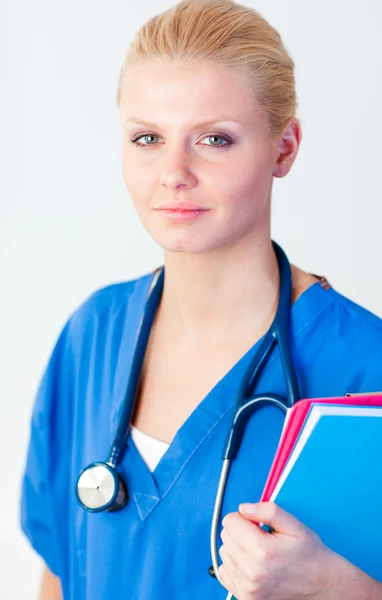 Młodych kobiet lekarz trzymając folder — Zdjęcie stockowe