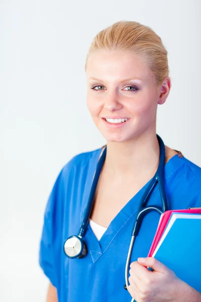 Giovane medico felice in possesso di una cartella — Foto Stock