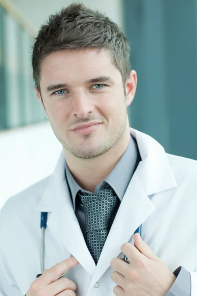 Retrato de un cirujano guapo — Foto de Stock