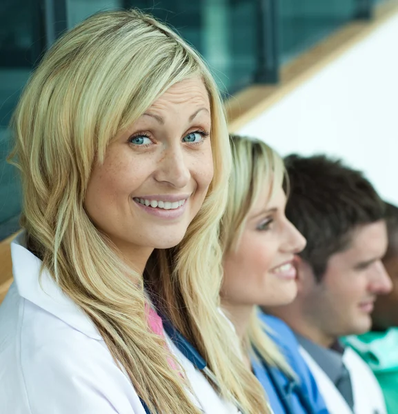 Equipe médica de cinco cirurgiões — Fotografia de Stock