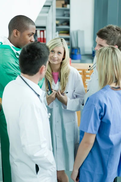 Equipe médica de cinco médicos falando — Fotografia de Stock