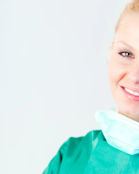 Vrouwelijke chirurg glimlachen — Stockfoto