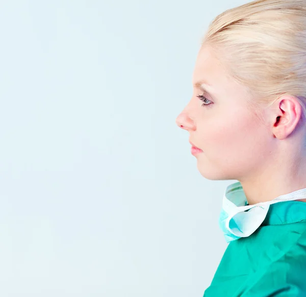 Vrouwelijke chirurg met haar masker uitschakelen — Stockfoto