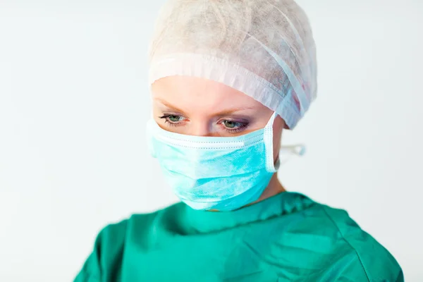 Bella chirurgo femminile con una maschera — Foto Stock
