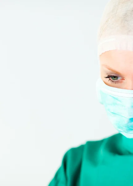 Όμορφη γυναίκα χειρουργός με μια μάσκα — Φωτογραφία Αρχείου