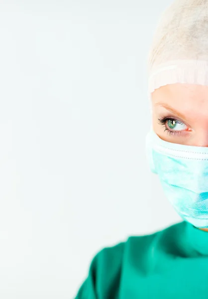 Bela cirurgiã com uma máscara — Fotografia de Stock
