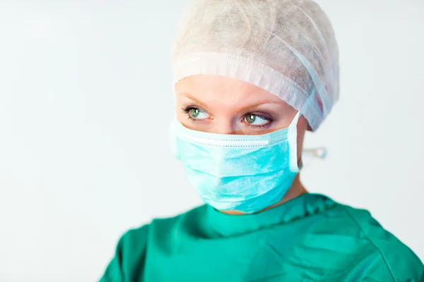 Mooie vrouwelijke chirurg met een masker — Stockfoto