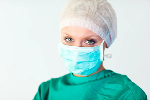 マスクを持つ美しい女性外科医 — ストック写真