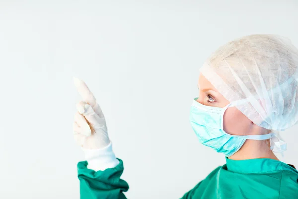 Женщина-хирург смотрит вверх — стоковое фото