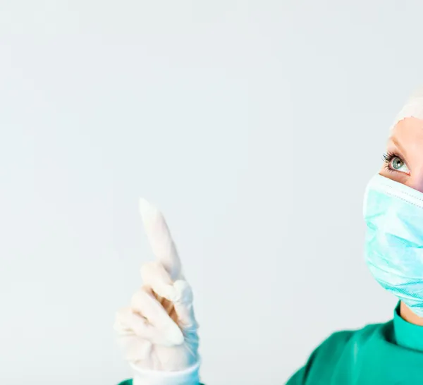 Женщина-хирург смотрит вверх — стоковое фото