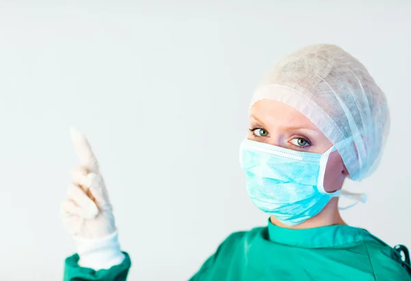 Cirujano femenino mirando hacia arriba — Foto de Stock