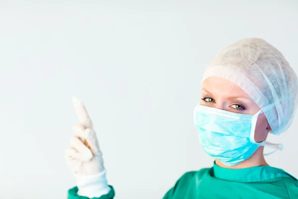 Жінка-хірург дивиться вгору — стокове фото