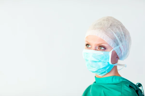 Хирург смотрит в сторону от камеры — стоковое фото