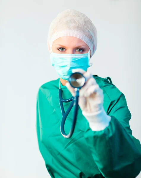 Chirurg drží stethescope ven — Stock fotografie