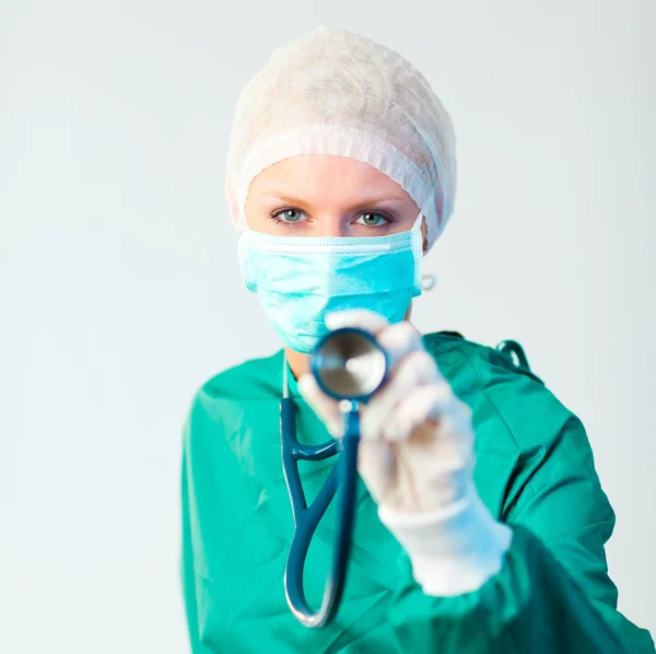 Cirurgião segurando estetescópio para fora — Fotografia de Stock