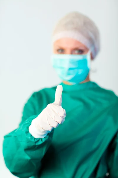 Женщина-хирург с большим пальцем в фокусе — стоковое фото