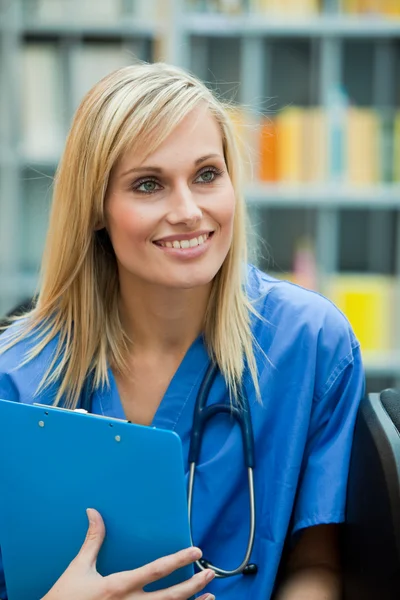 Blond läkare vid arbete — Stockfoto