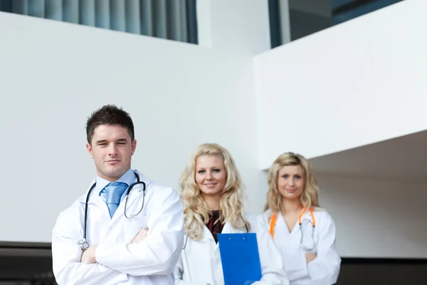 Drie artsen in een ziekenhuis — Stockfoto