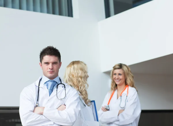 Три врача в больнице — стоковое фото