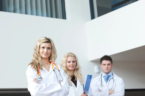 Tre läkare på ett sjukhus — Stockfoto