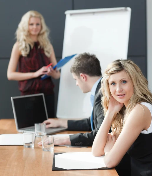 Mujer presentando en una reunión de trabajo en equipo de negocios — Foto de Stock