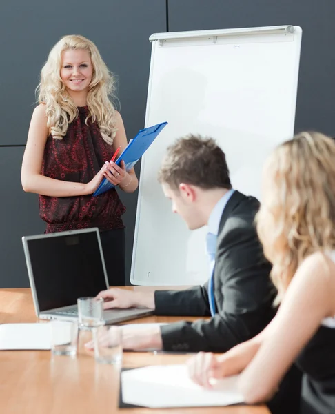 Kobieta prezentacji na spotkania biznesowe pracy zespołowej — Zdjęcie stockowe