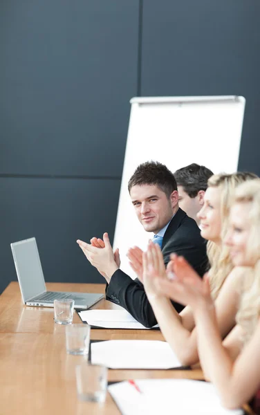 Businessteam på en presentation som klappar — Stockfoto