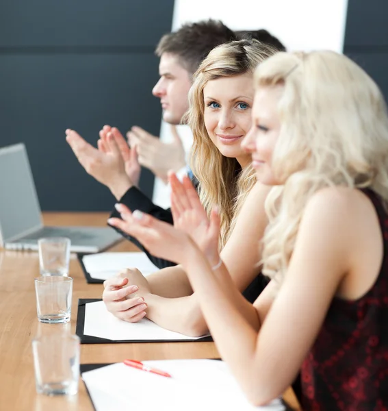 Businessteam at a presentation clapping — Stock Photo, Image