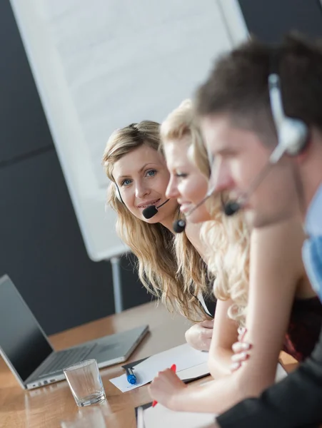 Zakelijke team in een callcenter — Stockfoto