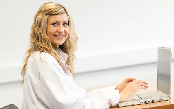 Bella chirurgo donna che lavora su un computer portatile — Foto Stock