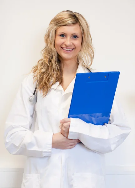 Beautiful female surgeon holding a report — Stock Photo, Image