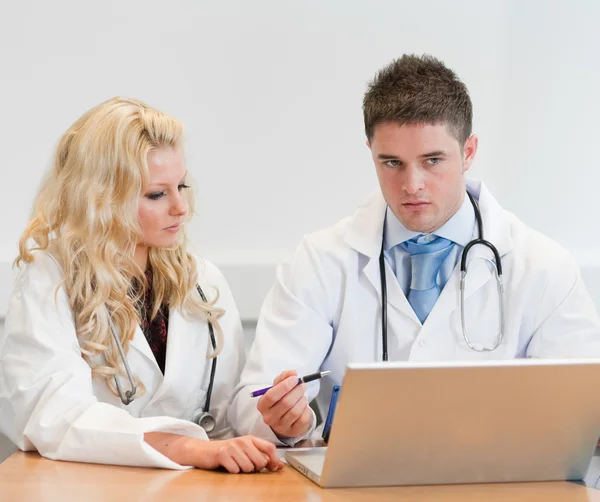 Two doctors working together — Stock Photo, Image