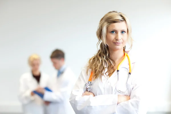 Beautiful female surgeon with her team behind her — Stock Photo, Image