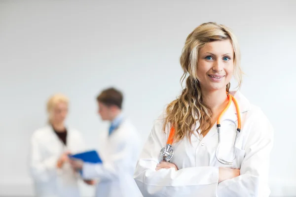 Beautiful female surgeon with her team behind her — Stock Photo, Image