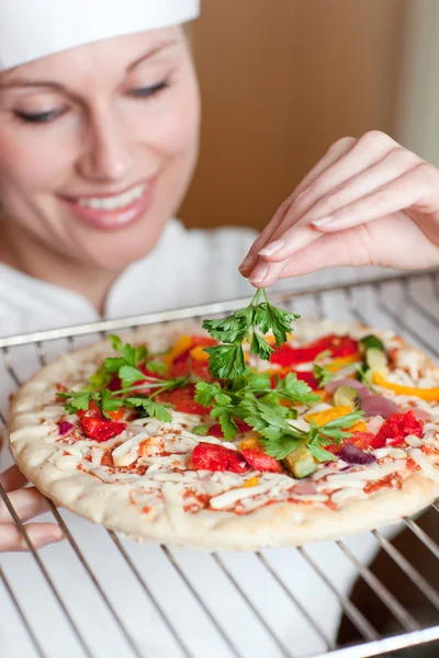 Beaautiful γυναικεία σεφ προετοιμάζει μια πίτσα — Φωτογραφία Αρχείου