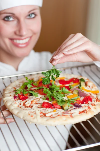 Jasny kobiece kobieta szef kuchni pizza — Zdjęcie stockowe