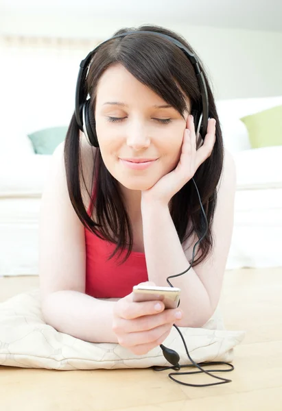 Słuchania muzyki miłej kobiety z słuchawkami na uszach — Zdjęcie stockowe