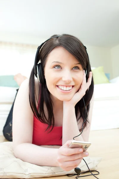 Mujer alegre escuchando música con auriculares — Foto de Stock