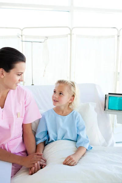 A nurse looking after a little girl — Stock Photo, Image