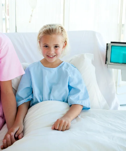 Хвора маленька дівчинка на лікарняному ліжку — стокове фото