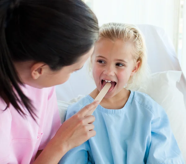 Médica examinando a garganta de uma criança — Fotografia de Stock