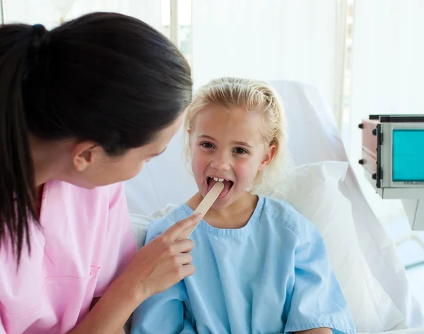 Primo piano di un medico che esamina la gola di un paziente — Foto Stock