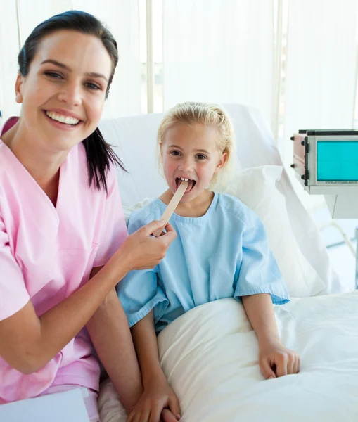 Medico femminile che controlla la gola del suo paziente — Foto Stock