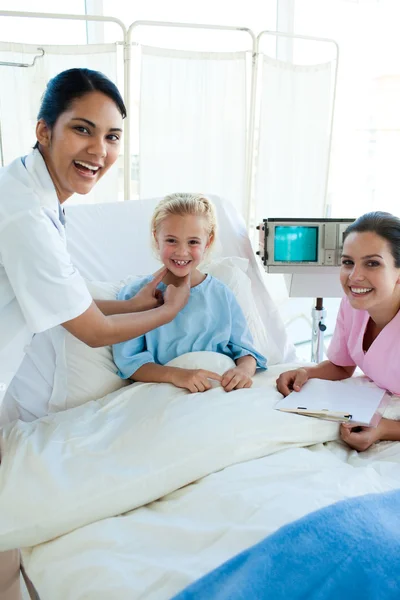 Ärztin und Krankenschwester untersuchen eine Patientin — Stockfoto